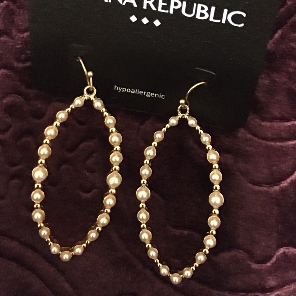 🌹 Gold Pearl Banana Republic Earrings